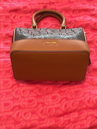 Bolso Calvin Klein Marrón Logo Barril Correa