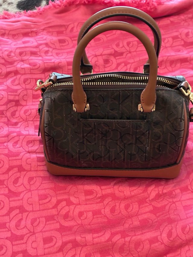 Bolso Calvin Klein Marrón Logo Barril Correa