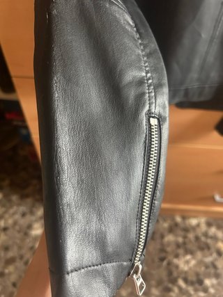 Chaqueta cuero negra con estrellas