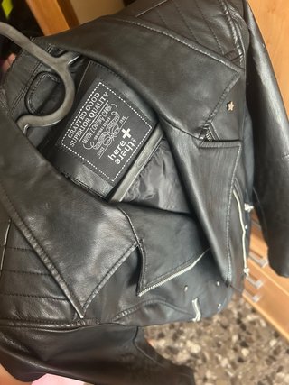 Chaqueta cuero negra con estrellas