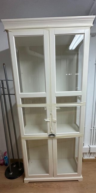 Vitrina de cristal y madera