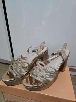 Sandalias doradas tacón plataforma talla 37
