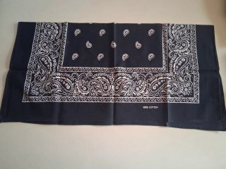 Pañuelo negro con estampado paisley blanco