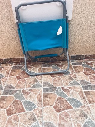 Silla de playa plegable azul y gris