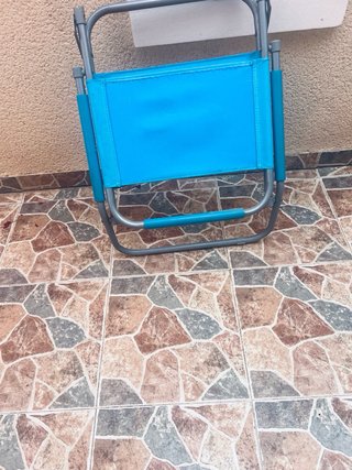 Silla de playa plegable azul y gris