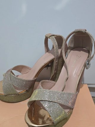 Zapatos de tacón dorados y plateados talla 37