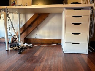 Escritorio blanco con cajonera de madera