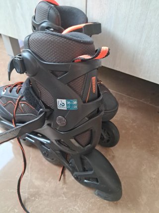 Patines en línea negros y naranjas