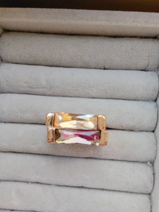 Anillo dorado con piedras rectangulares