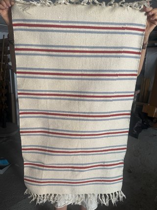 Tapiz artesanal rayas beige, azul, rojo