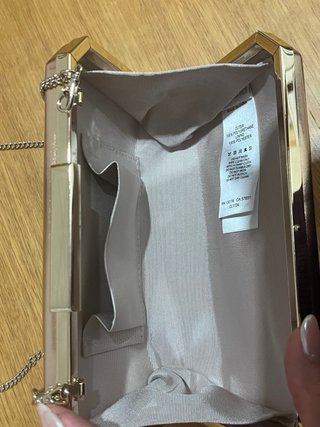 Cartera de mano tipo clutch metálica