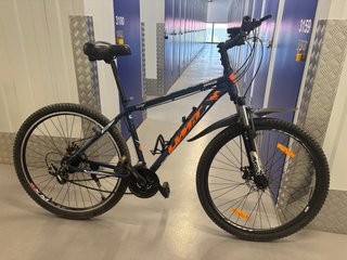 Bicicleta de montaña azul
