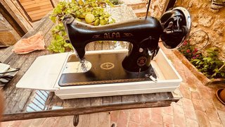 Máquina de coser Alfa antigua