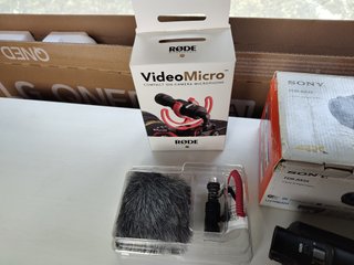 Sony FDR-AX33 + Micrófono + AC-L200 + cargador