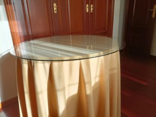 Cristal templado, canto biselado, mesa camilla.