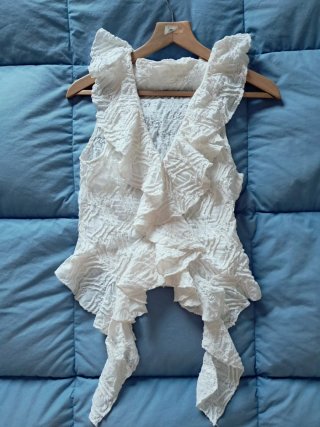 Top #Zara beis con volantes