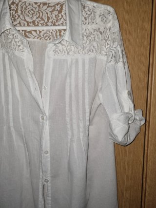 Camisa blanca con blonda