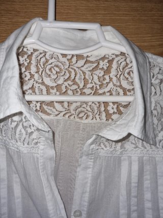 Camisa blanca con blonda