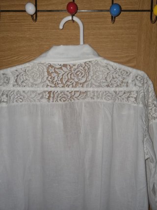 Camisa blanca con blonda