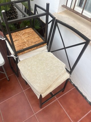 Mesa de salón con cristal y 4 sillas