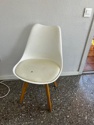 Silla blanca IKEA de plástico y madera