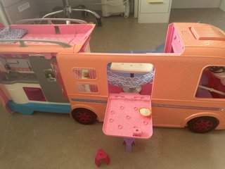 Súper caravana Barbie rosa con piscina