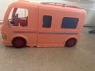 Súper caravana Barbie rosa con piscina