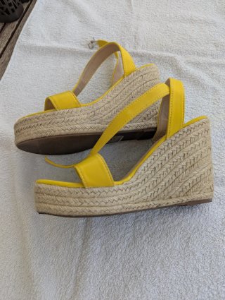 Sandalias amarillas de cuña