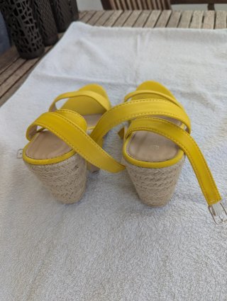 Sandalias amarillas de cuña