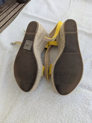 Sandalias amarillas de cuña