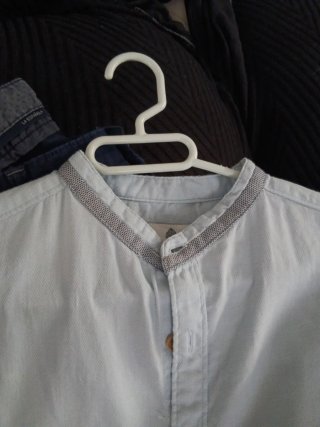 Camisa de vestir azul con cuello mao