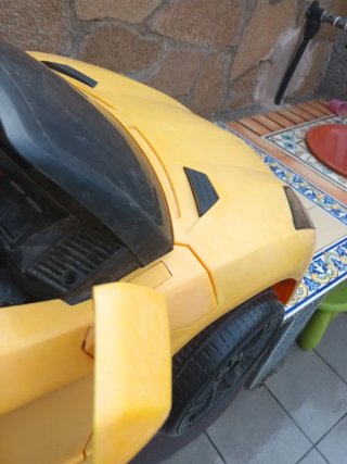 Coche eléctrico infantil amarillo