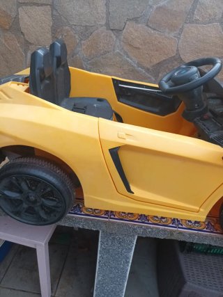 Coche eléctrico infantil amarillo