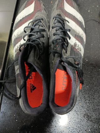 Zapatillas clavos Adidas negras y rojas