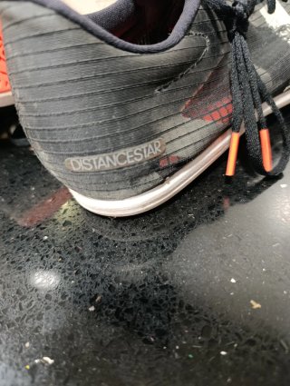 Zapatillas clavos Adidas negras y rojas