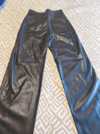 Pantalón cuero negro ancho