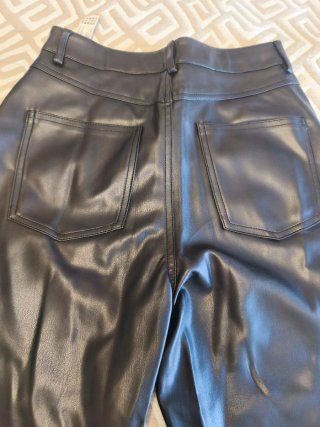 Pantalón cuero negro ancho