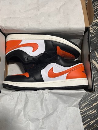 Jordan 1 Low Negro/Blanco/Naranja