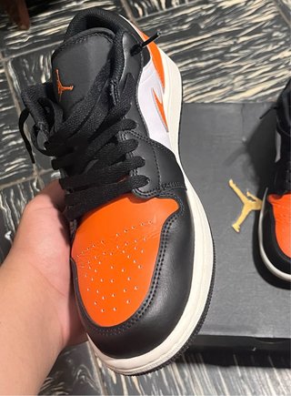 Jordan 1 Low Negro/Blanco/Naranja