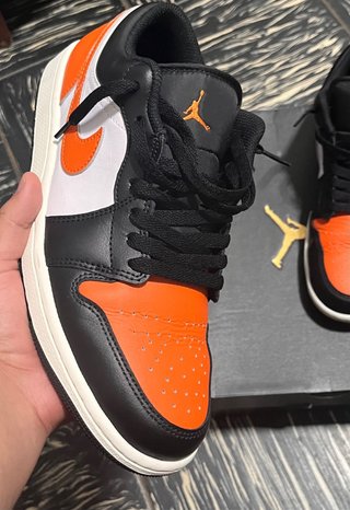 Jordan 1 Low Negro/Blanco/Naranja