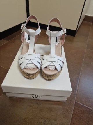 Sandalias Cuplé blancas y beige