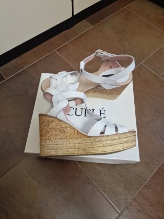 Sandalias Cuplé blancas y beige