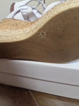 Sandalias Cuplé blancas y beige