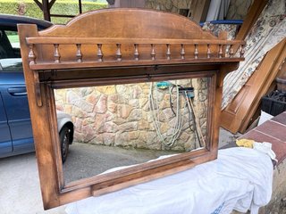 Espejo rústico de madera con estantería