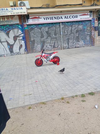 Moto de batería infantil roja y blanca