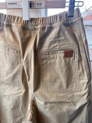 Pantalón cargo Loewe beige con lazo abajo