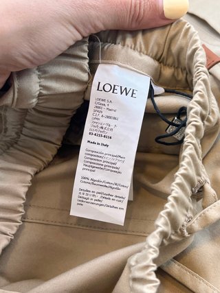 Pantalón cargo Loewe beige con lazo abajo