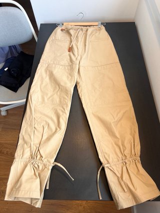 Pantalón cargo Loewe beige con lazo abajo