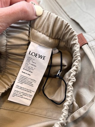 Pantalón cargo Loewe beige con lazo abajo