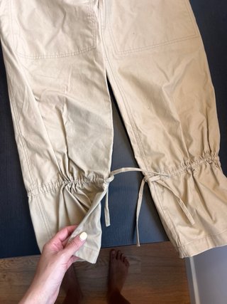 Pantalón cargo Loewe beige con lazo abajo